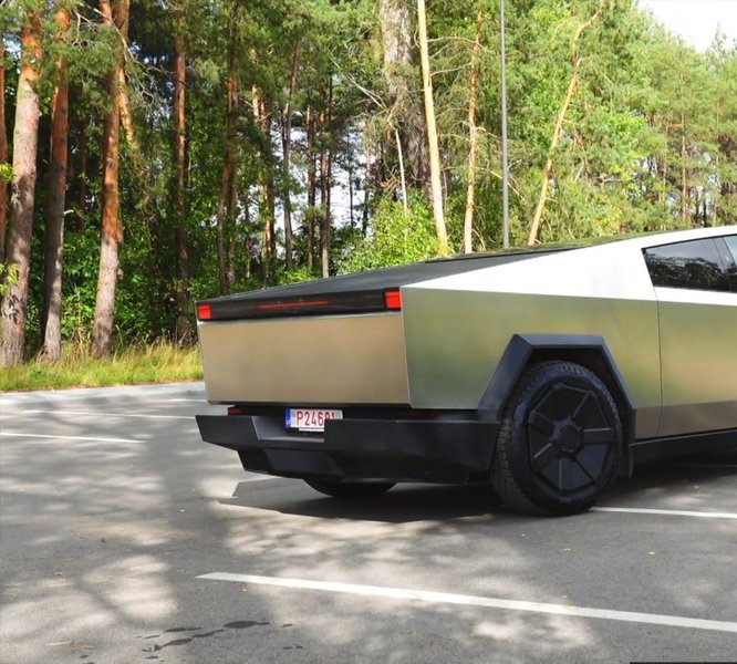 „e-Gazas-Dugnas“ išbandytas „Tesla Cybertruck“ (nuotr. stop kadras) 3