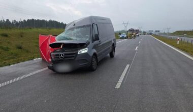 Avarija Lenkijos greitkelyje pasibaigė mirtimi: lietuvių pilnas mikroautobusas rėžėsi į automobilvežį