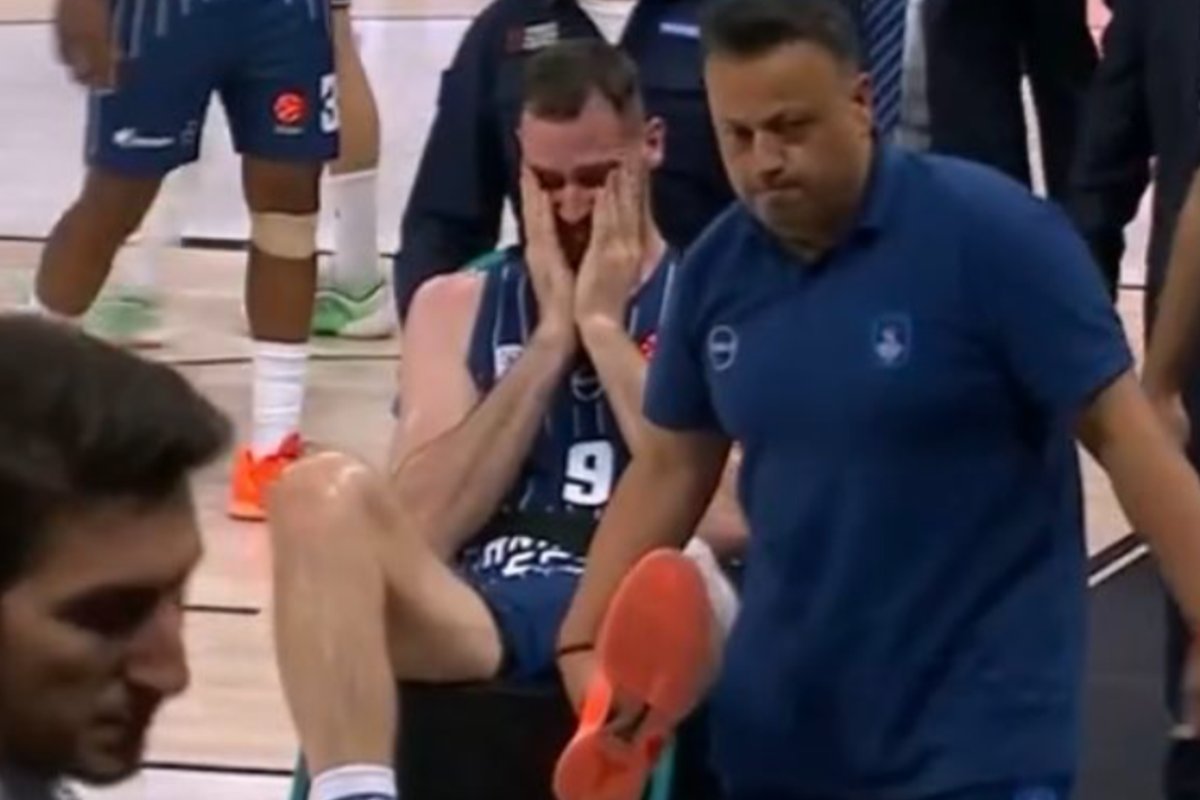 „Anadolu Efes“ aukštaūgio rungtynės baigėsi vėžimėlyje