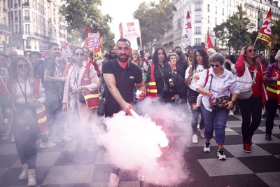 Dešimtys tūkstančių prancūzų gatvėse protestuoja prieš taupymo priemones