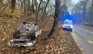Policija tiria avariją Vilniuje: „Lexus“ nuvažiavo nuo kelio ir apvirto