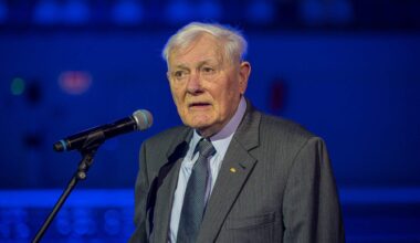 Santaros klinikos: Adamkus lieka ligoninėje tolesniam gydymui