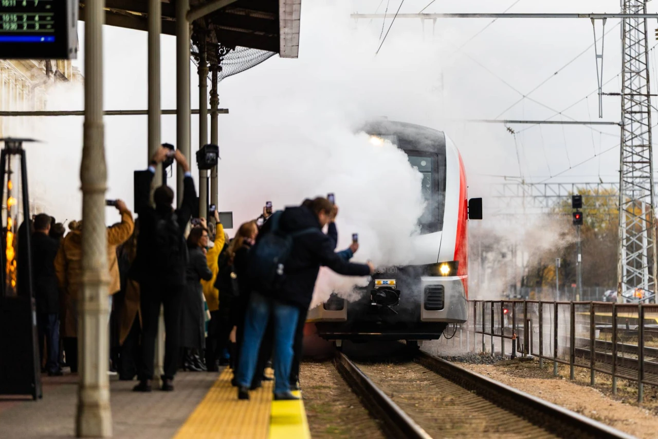Lietuvą pasiekė naujas elektrinis traukinys; A. Lukašenka sienų uždarymą vadina „beprotiška afera“ - vz.lt