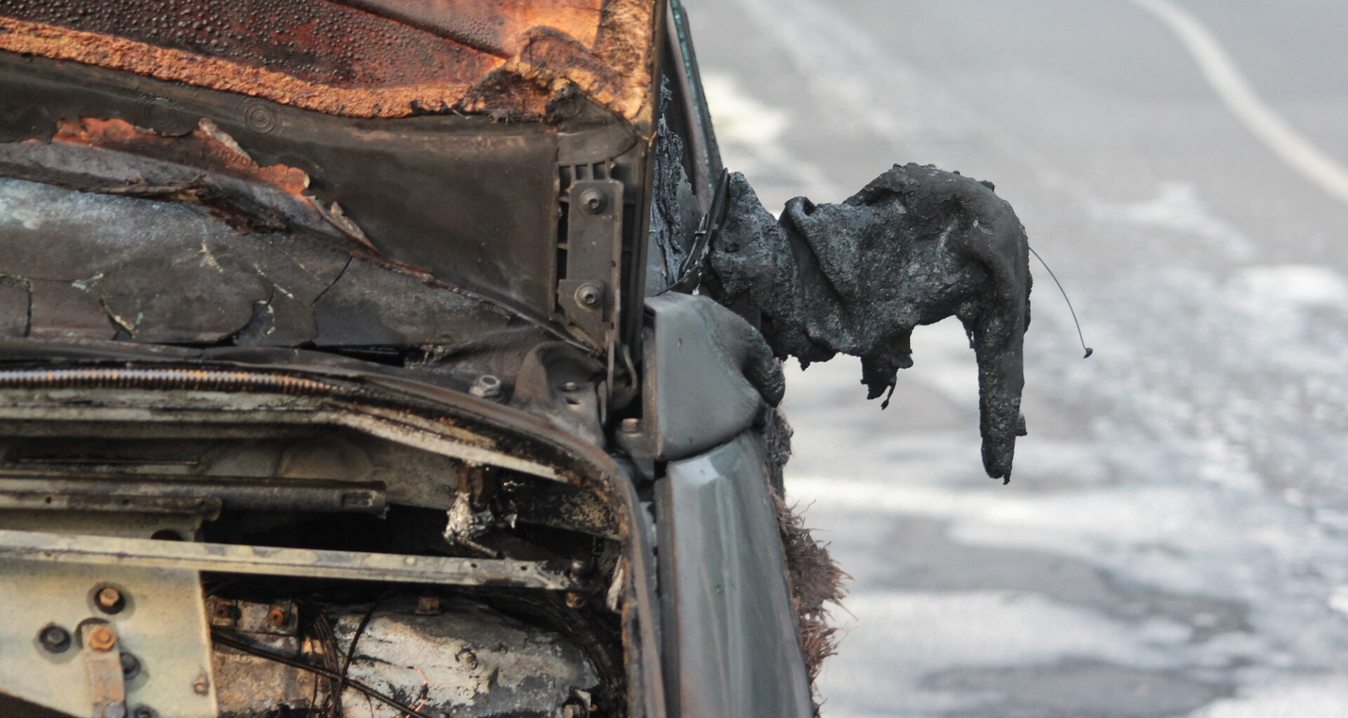 Kaune girtas vyras degiu skysčiu apipylė ir padegė automobilį – Kas vyksta Kaune