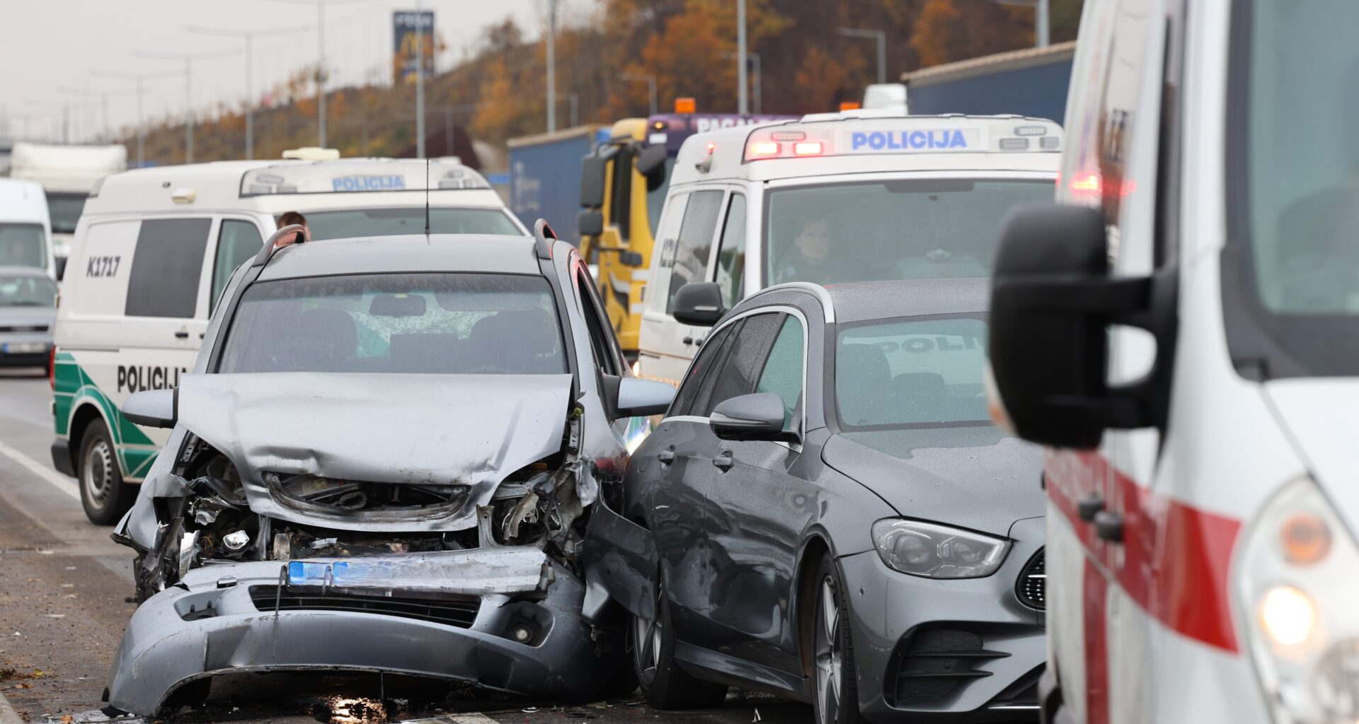 dėl avarijos – spūstys, nukentėję žmonės išvežti į ligoninę