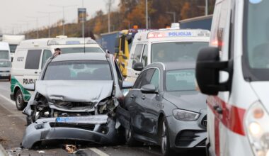 dėl avarijos – spūstys, nukentėję žmonės išvežti į ligoninę