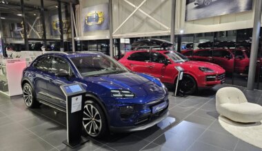 Vėl prie benzino grįžtanti „Porsche“ praėjusį ketvirtį patyrė milijardinį nuostolį