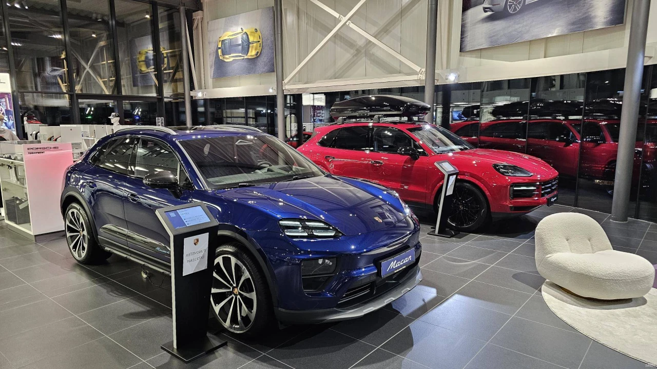 Vėl prie benzino grįžtanti „Porsche“ praėjusį ketvirtį patyrė milijardinį nuostolį