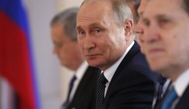 Karas Ukrainoje. Rusijos žiniasklaida džiūgauja, kad Putinas pergudravo Vakarus - Delfi