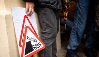 Kultūrininkai ant tilto Vilniuje užkėlė „Trojos asilą“, bet jis buvo nuimtas