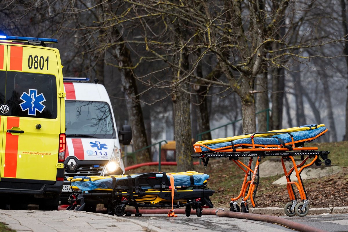 Kazlų Rūdoje ugniagesiai gelbėjo tvoroje įstrigusią moterį