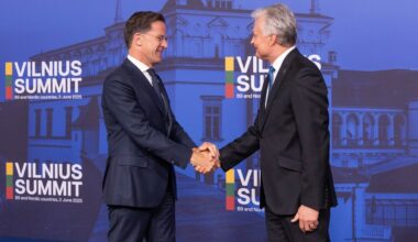 Nausėda su NATO vadovu aptarė situaciją dėl iš Baltarusijos leidžiamų balionų su cigaretėmis