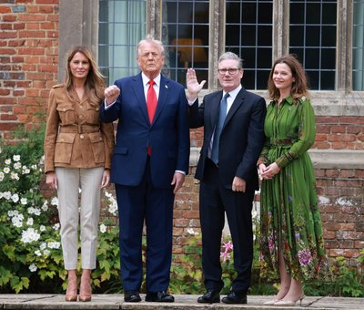 Donaldas Trumpas ir Keiras Starmeris su žmonomis