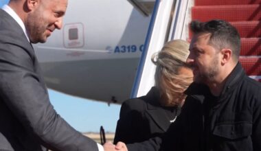 Į JAV atskridusį Zelenskį prie lėktuvo pasitiko Jermakas, ne Trumpas - 15min.lt