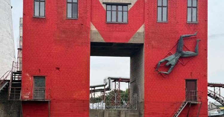 Meno kūrinys ant meno kūrinio Klaipėdoje įžiebė diskusiją: ar tai vandalizmas? | Kultūra