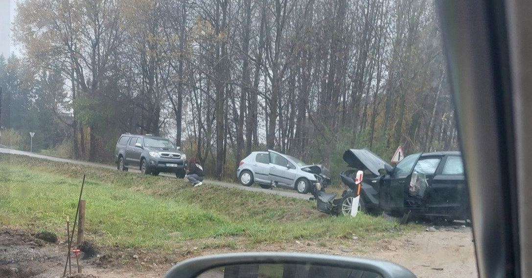 Plungėje per pensininko ir jaunos vairuotojos avariją sužaloti keturi žmonės - 15min.lt