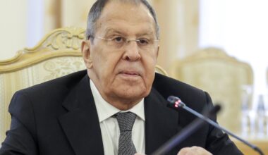 Karas Ukrainoje. Lavrovas: JAV radikaliai pakeitė poziciją dėl karo pabaigos - Delfi