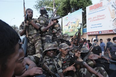 Madagaskare paskirtas naujas, maištavusių karių išrinktas kariuomenės vadas