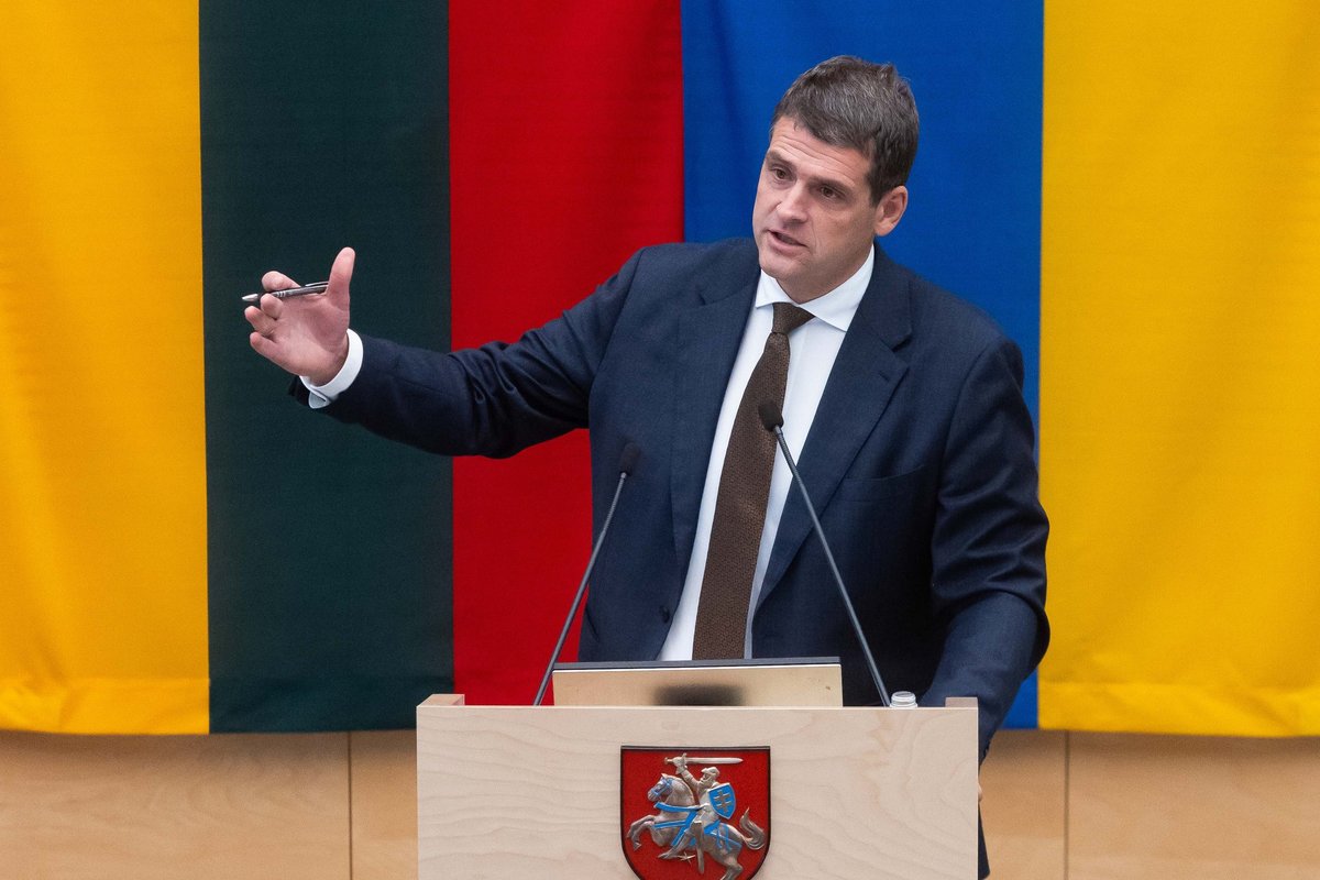 „Nemuno aušra“ kelia klausimus, kodėl Seime kabo Ukrainos vėliava
