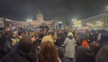 Sankt Peterburgo centre minia dainavo Putiną kritikuojančią dainą