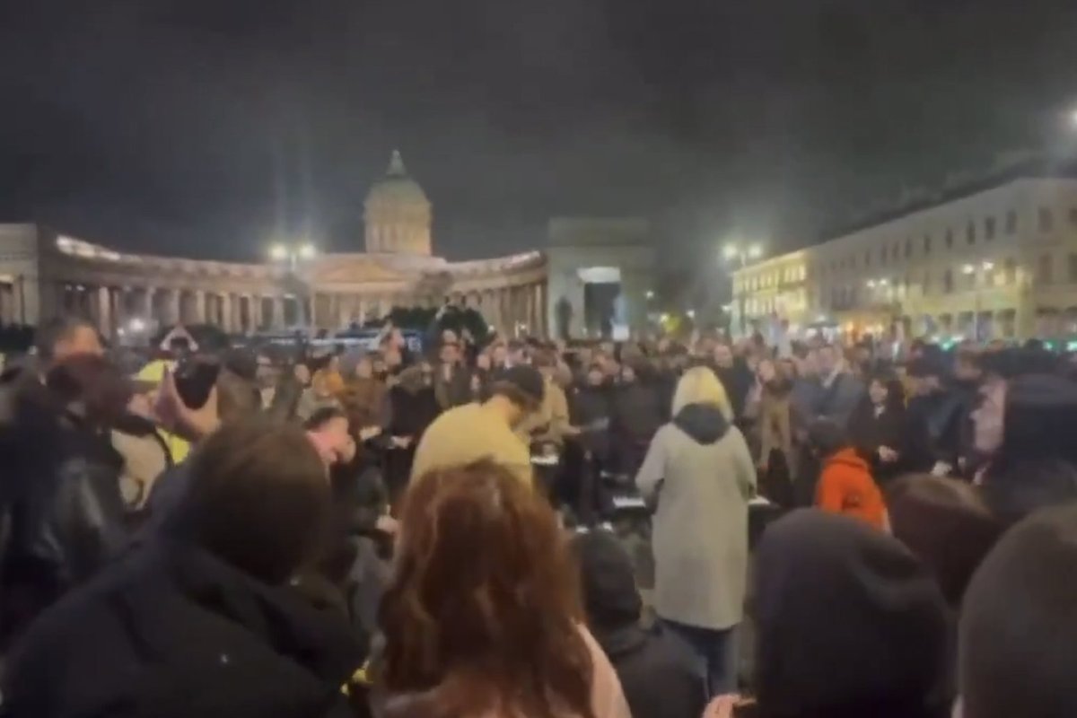 Sankt Peterburgo centre minia dainavo Putiną kritikuojančią dainą