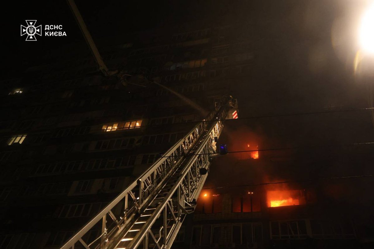 Karas Ukrainoje. Kyjivui – didžiulis rusų aviacijos smūgis: degė daugiabutis, skelbiama apie sužeistuosius - Delfi