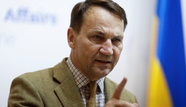 „Negaliu garantuoti“: Sikorskis griežtai perspėjo Putiną neskristi per Lenkiją