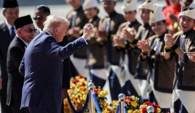 D. Trumpo šokis Malaizijos oro uoste ėmė šokti