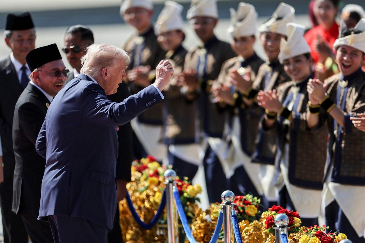D. Trumpo šokis Malaizijos oro uoste ėmė šokti