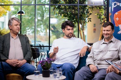 „Virtuvės ringas“ vedėjas Vaidas Saldžiūnas ir šefai Martynas Lavickas bei Valdas Stasiūnas