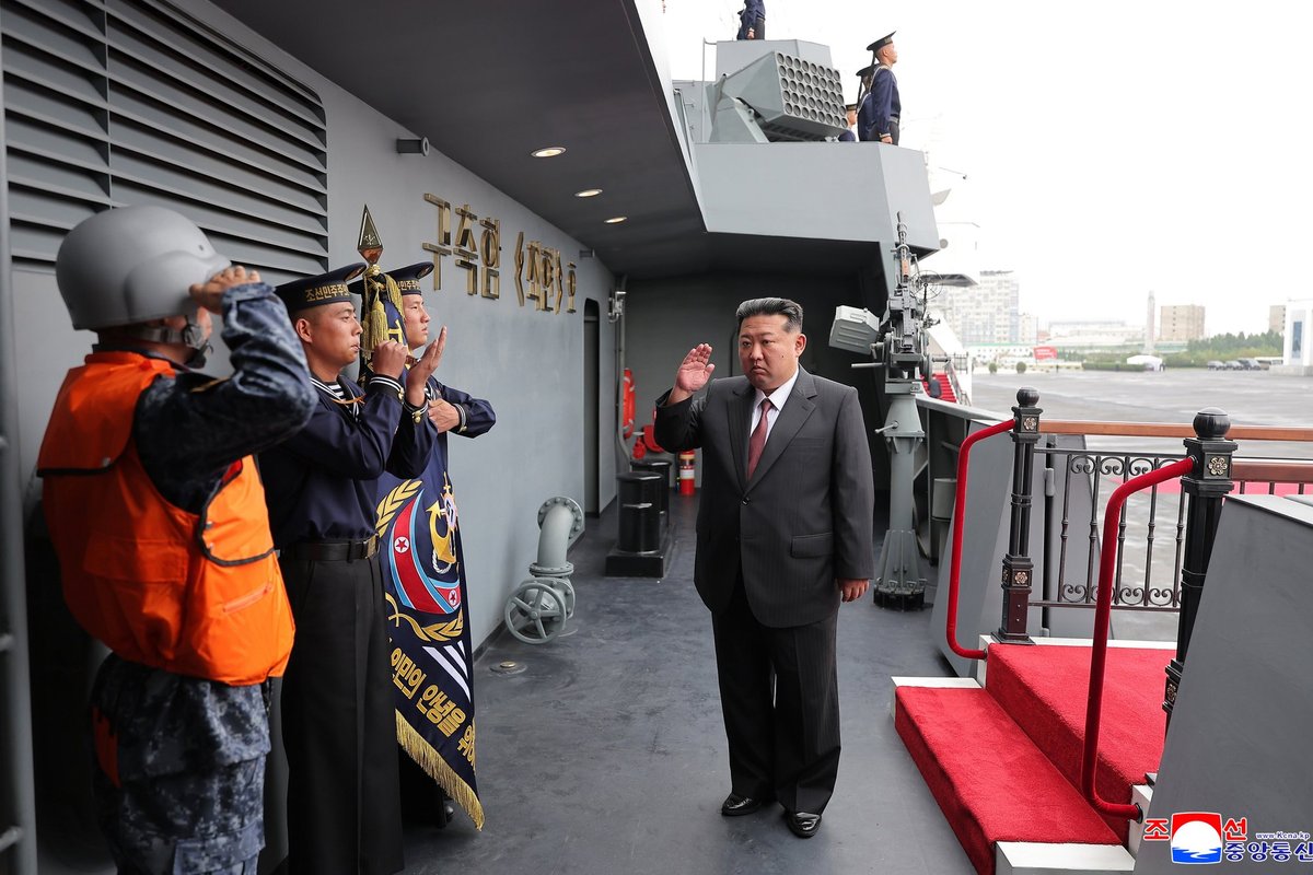 Kim Jong Unas aplankė eskadrinį minininką, pastatytą „bausti už provokacijas“