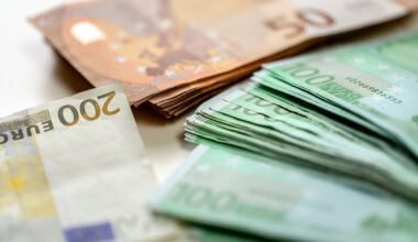 Naujasis biudžetas – dosnus, bet rizikingas: didėja išmokos, skola ir palūkanų našta