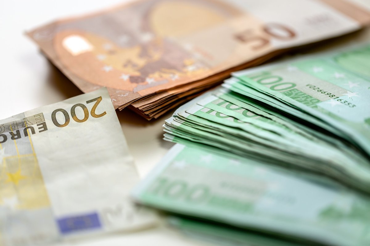 Naujasis biudžetas – dosnus, bet rizikingas: didėja išmokos, skola ir palūkanų našta
