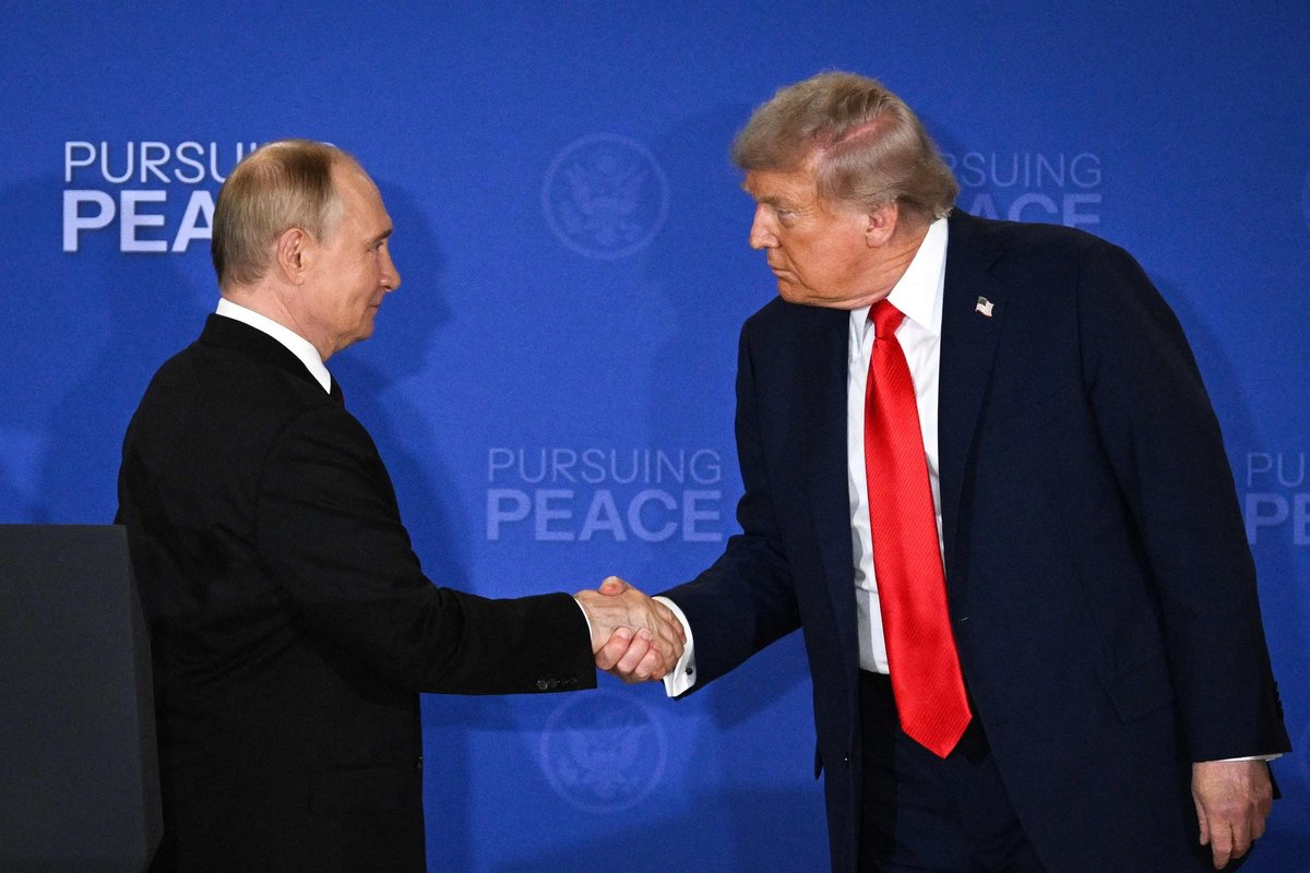 Karo analitikai: Trumpo taikos derybų teatras su Putinu jau miręs