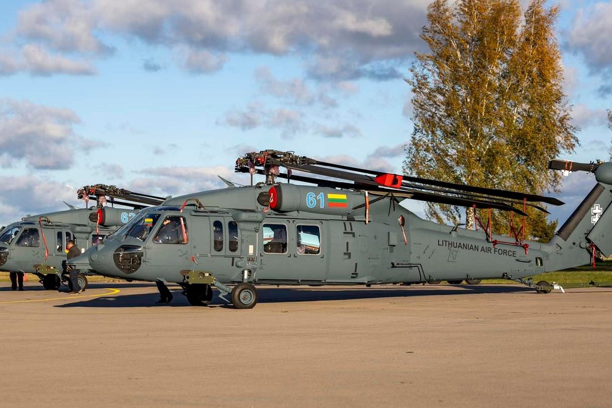 Lietuvos kariuomenė pristatė „Black Hawk“ sraigtasparnius