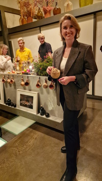 Vaida Kurpienė su trumais pagardintu patiekalu rankose.