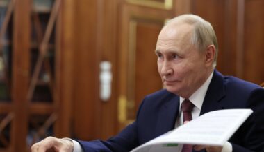 Putinas giriasi tariamais laimėjimais fronte: „Ukrainos kariai apsupti“