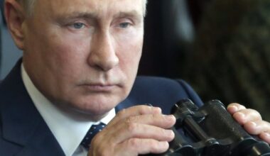 Putinas giriasi nauju aparatu: Rusija išbandė povandeninę sistemą