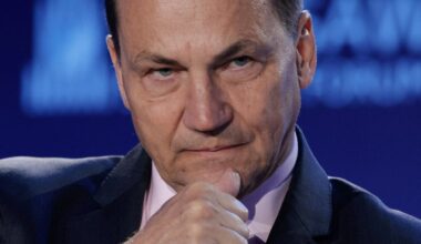 Sikorskis perspėjo, kuo gali baigtis Putino skrydis virš Lenkijos