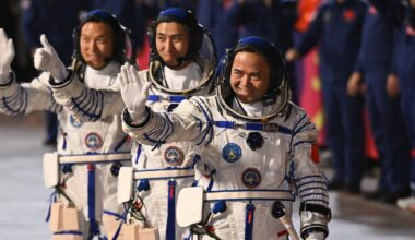 Kinijos 21-osios „Shenzhou“ misijos astronautai pakilo į kosminę stotį „Tiangong“