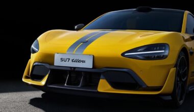 Tragedija Kinijoje: po avarijos užsiliepsnojusiame elektromobilyje žuvo įkalintas vairuotojas