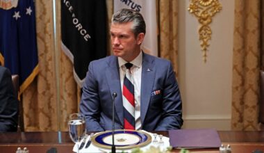 Skandalas dėl Hegsetho kaklaraiščio įgauna pagreitį: Pentagono atstovas šokiravo atsakymu žurnalistams