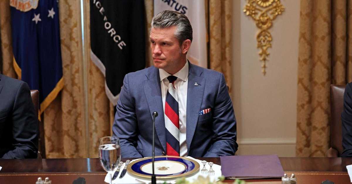 Skandalas dėl Hegsetho kaklaraiščio įgauna pagreitį: Pentagono atstovas šokiravo atsakymu žurnalistams