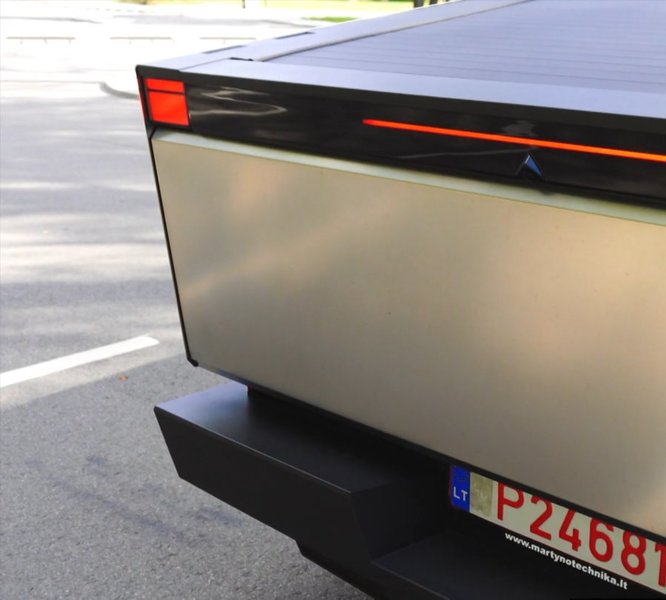 „e-Gazas-Dugnas“ išbandytas „Tesla Cybertruck“ (nuotr. stop kadras) 12