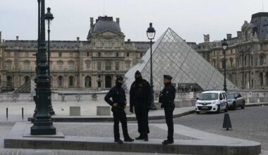 ​​Izraelio įmonė skelbia Luvro muziejų jos paprašius ištirti brangenybių vagystę, šis tai neigia