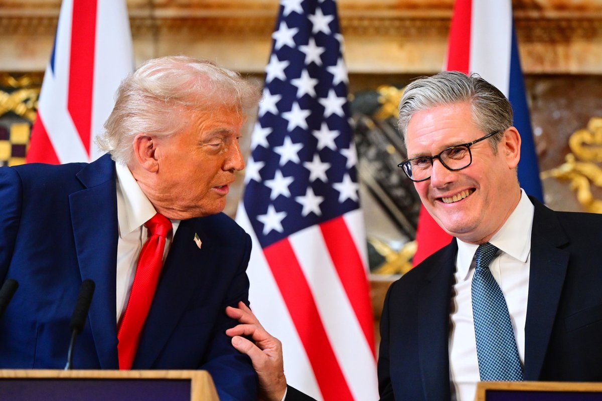 Išskirtinis atvejis: Starmeris nusipirko iš Trumpo gautą dovaną