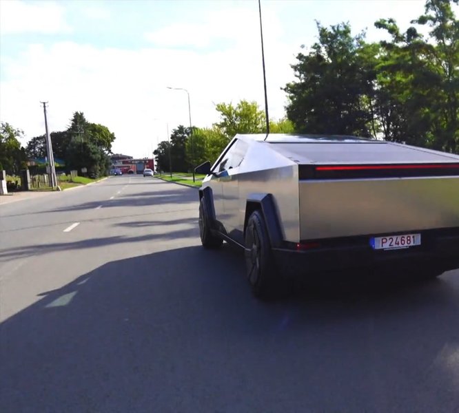 „e-Gazas-Dugnas“ išbandytas „Tesla Cybertruck“ (nuotr. stop kadras) 1
