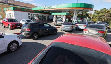 Rusijoje prie degalinių tįsta eilės, kai kurios stabdo veiklą - Delfi