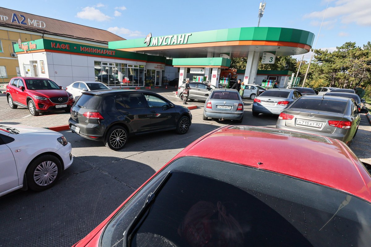 Rusijoje prie degalinių tįsta eilės, kai kurios stabdo veiklą - Delfi
