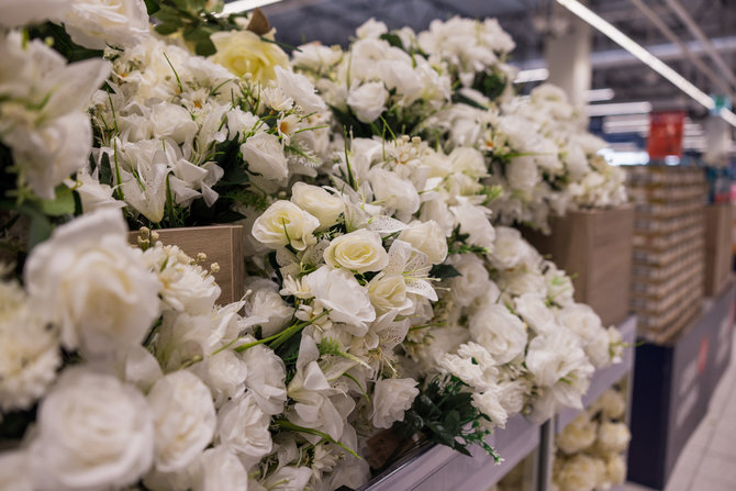 „Maxima“ nuotr./Dirbtinių gėlių asortimentas MAXIMOJE